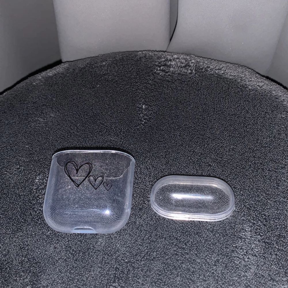 Airpods case i nyskick. . Övrigt.