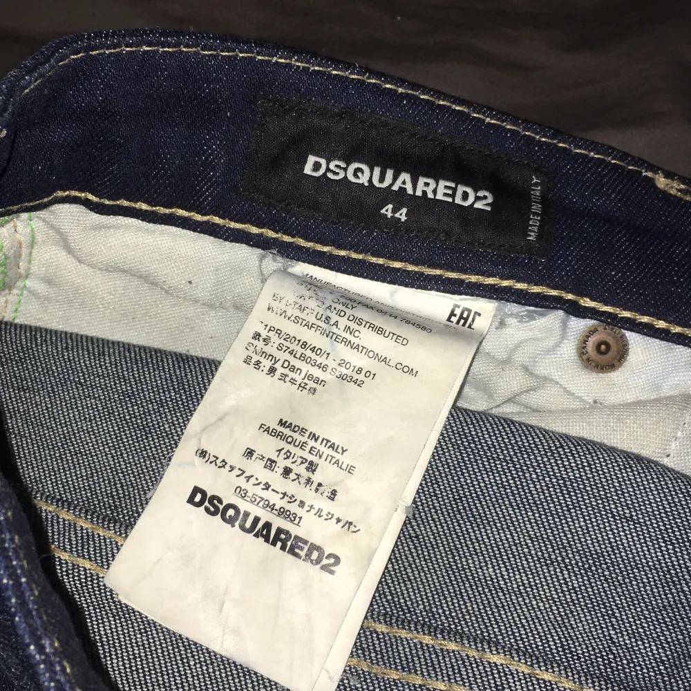 Säljer mitt par Dsquared byxor för mycket bra pris!. Jeans & Byxor.