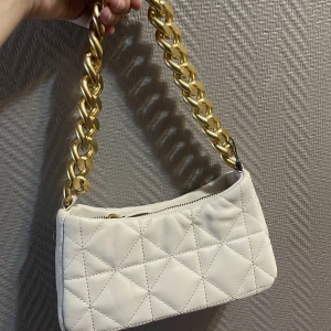 Handväska  -  Beige Handväska från mango det är nästa helt nytt har bara använt en gång