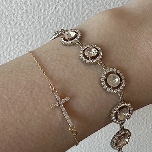 Lily&rose armband  - Armband från Lily&rose med swarowski kristaller! Nypris är 1000 kr & jag säljer för 350 kr💕 sparsamt använt! SILVER DETALJER!🥳🥳