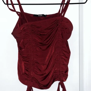 Röd topp bikbok  - Röd topp med rysh och snör detaljer från bikbok i storlek M, använd några enstaka tillfällen.