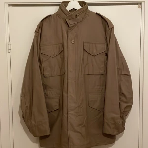 Alpha Industries m65 jacka - Klassisk m65 jacka. Inbyggd huva i kragen och plats för separat foder. Storlek m, men rymlig i storleken som sig bör. Toppskick! 