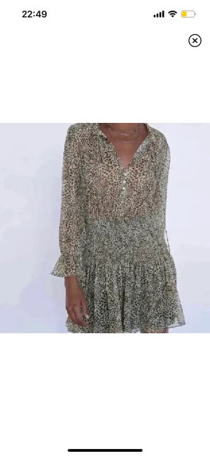 Zara klänning  - Sommaren är påväg, och därför säljer jag denna super fina klänning ❤️storlek M 