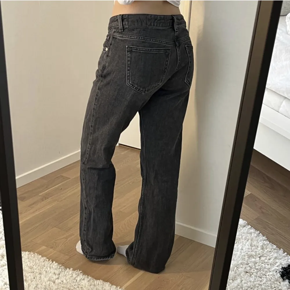 Jeans från weekday i modellen arow low straight. D är i storlek w25 L30. Och sitter bra i längden på mig som är 160 men passar tyvärr inte på mig runt om. De är i super skick då de aldrig har kommit till användning. Slutsålda på hemsidan, köpta för 600❤️. Jeans & Byxor.
