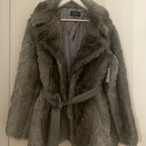 Ny jacka i fuskpäls  - Storlek 44/46  Nypris 999 