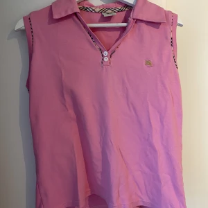 Burberry linne/väst - Säljer nu min superfina Burberry linne/väst då det inte är min stil längre, den är i superfint skick förutom någon enstaka liten fläck på framsidan. Vet inte om det går bort i tvätten. Dock så syns det knappt när man har på sig den. XXL så lite oversized