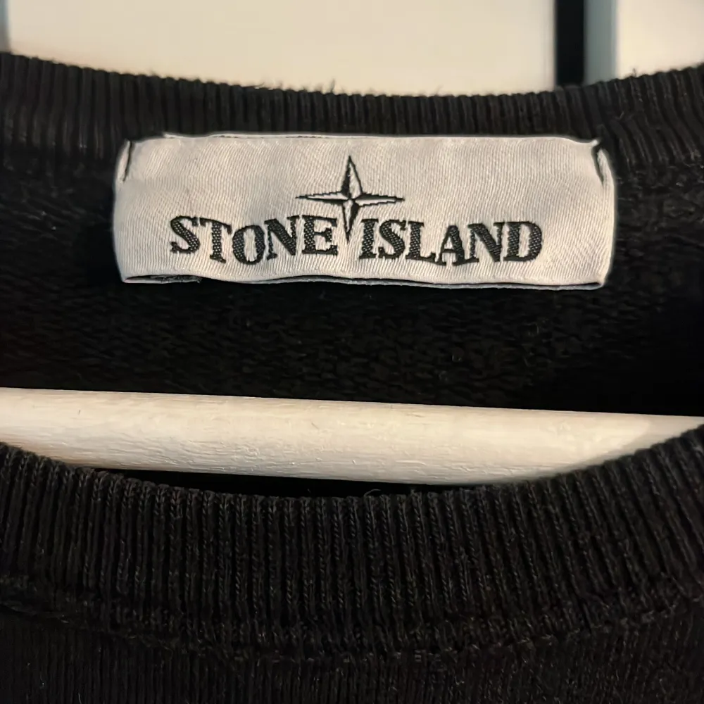 Svart Stone Island tröja i Storlek M cond 8/10. Tröjor & Koftor.