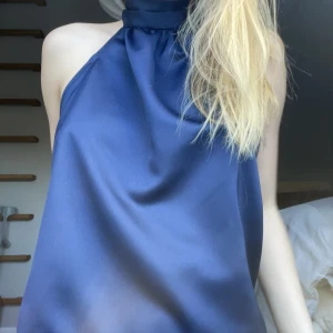 Marinblå topp - Super fin marinblå topp!!💙Skriv för fler bilder. Publicerar på nytt då jag har två st. Kan ej mötas upp. 💕TRYCK INTE PÅ KÖP DIREKT!!