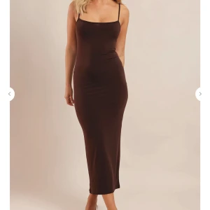 Tajt klänning  - Populär klänning från Chiquelle.  Sitter superfint på men säljer då den blev lite för kort på mig. Skicka meddelande för fler bilder. Helt oanvänd  