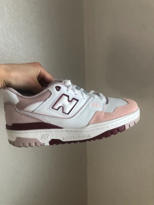 New Balance BBW550 - Säljer dessa skor i storlek 39. I modellen BBW550 i färgen: white/space punk/scarlet. Skorna är endast använda 2 gånger så dem är i bra skick men med tecken på användning. Kartong och extra skosnören tillkommer. 