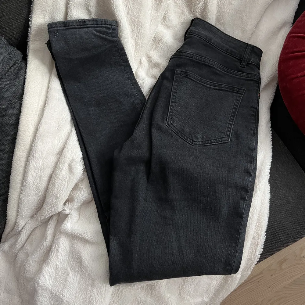 Skinny jeans med hål vid knäna ☺️. Jeans & Byxor.