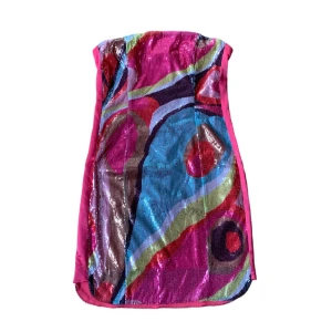 Klänning  - Klänning i vackra färger och mönster. I fint skick❤️