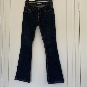 Midwaist jeans - Low/midwaist jeans från Lindex gamla kollektion. Finns ingen storlek, därav följande mått: Midja rakt över - 34cm Innerbenslängden - ca 72cm SKICK: som nytt