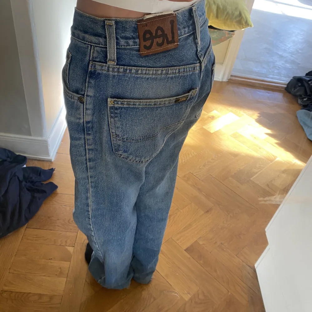 Säljer Lee jeans för 250kr ❤️ storlek W32L30 möts upp i centrala Stockholm eller frakt 66kr, lite slitna längst ner ❤️. Jeans & Byxor.