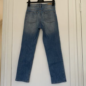 Straight jeans - Straightleg jeans från Hampton Republic. Superfin blå färg och hyfsat stretchigt material. Mått: Midja - ca 35cm rakt över, Innerben - ca 70,5 cm. ( Går ej att få fitpic då plagget är för litet) SKICK: som nytt