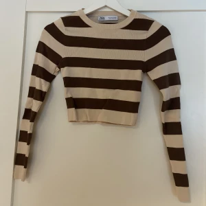 Topp - Superfin topp från ZARA i storlek S. Skulle beskriva den mer som en XS men det beror på hur man vill att den ska sitta. 🤎🫶🏼