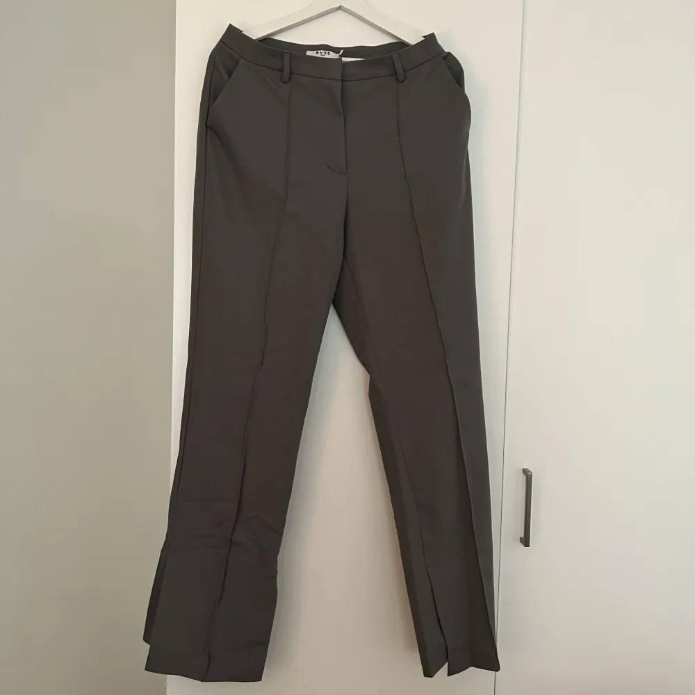 Jättesnygga Skräddarsydda byxor med slits från NAKD som endast provats!   Storlek: 38  Ordinare pris 500kr  . Jeans & Byxor.