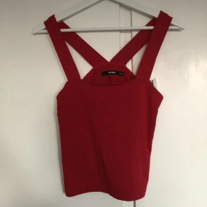 Rött linne - Rött/mörkrött linne i nyskick (aldrig använt)