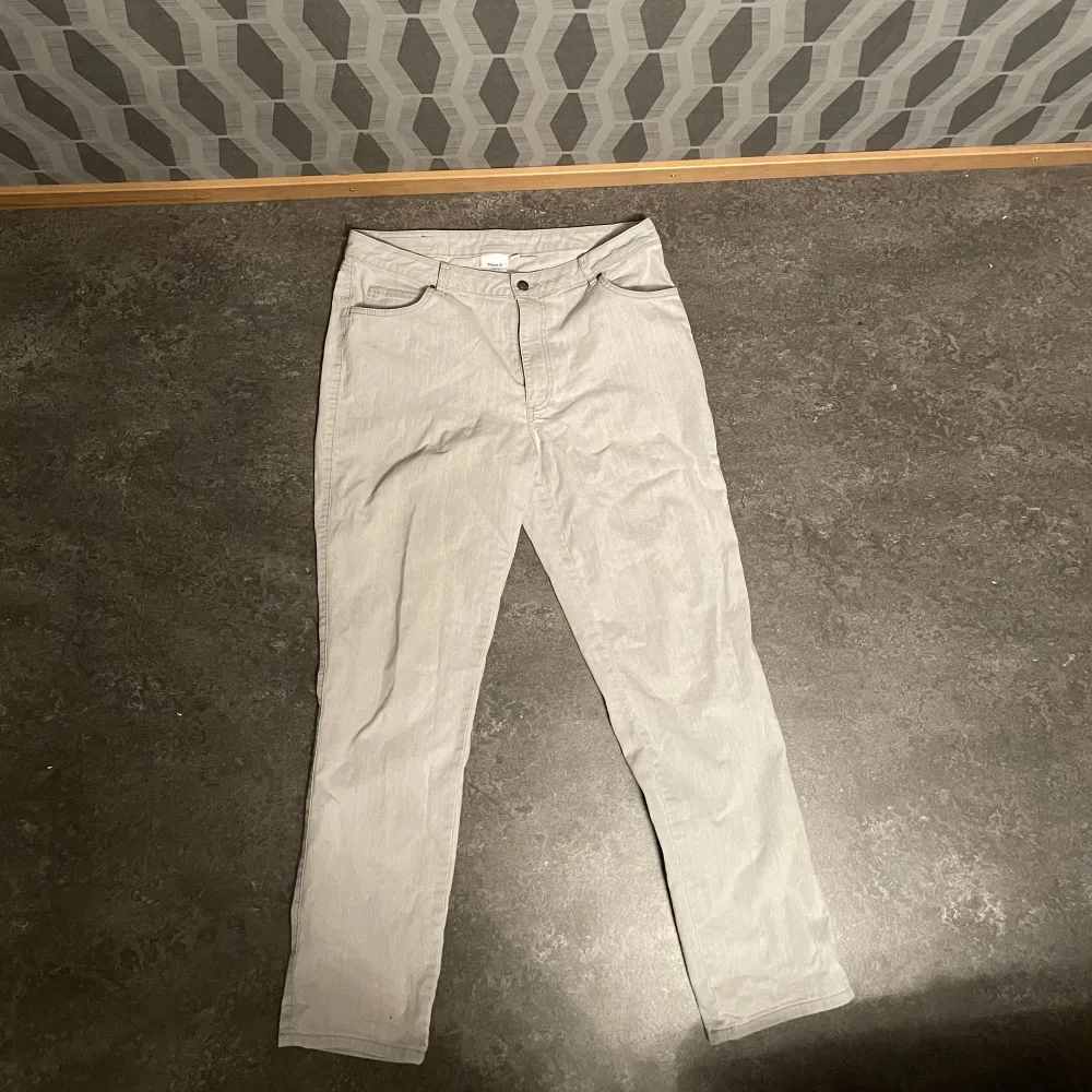 Off white färgade jeans används ett par gånger bra skick.. Jeans & Byxor.