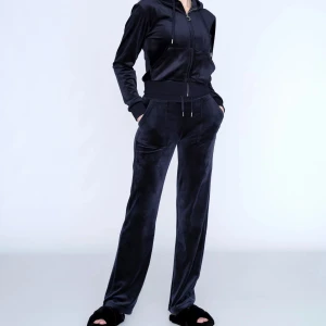 Juicy couture  - Hej, säljer min fina jc i mörklblått då jag har för många och den kommer tyvärr inte till användning längre, koftan xs byxorna xxs, samt så har jag gått upp i vikt så den passar inte som jag tyckte att den gjorde förut. Jag vill helst inte sälja separat 