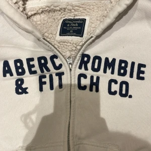 Aberombie&fitch  - Så så söt lite fläckar och sånt! 