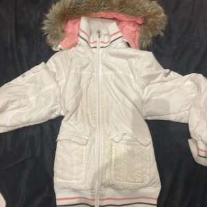 Vit jacka  - Så snygg vit vår/vinter jacka med rosa och bruna detaljer pris går att diskutera 😁