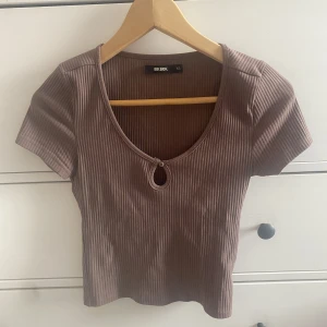 Brun crop top - Från bikbok, använd fåtal gånger💗