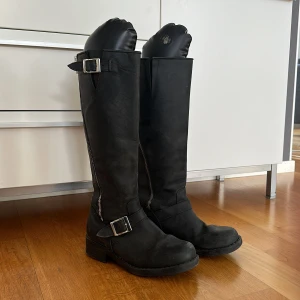Johnny Bulls - Superfina Johnny Bulls Double Zip, storlek 40. Knappt använda och i superfint skick! Nypris 2199kr, pris kan diskuteras! Fler bilder kan fås vid intresse! ✨ köparen står för frakten!