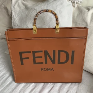 Fendi Sunshinee Medium shopper väska  - Helt Ny oanvänd! Replika Fendi Medium shopper Sunshine väska. Med axelrem och dustbag. Perfekt för att ha datorn i! Även för att resa med :)  Kommer med tagg och ett Fendi kort. För mer bilder kontakta mig.  