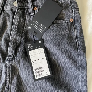 Jeanskjol - Helt oanvänd jeanskjol med alla lappar kvar. Från weekday men köpt från Afound