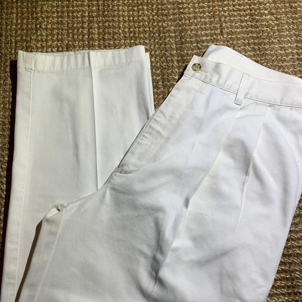 Ett par vita chinos som är för stora för mig. Bara att skriva för fler bilder eller funderingar🙂 W34 L32 Ytterben 113cm. . Jeans & Byxor.