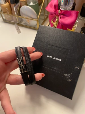 Yves Saint Laurent armband - Säljer detta skitsnygga YSL armband då det tyvärr ej kommer till användning. Använt 1 gång. Garanterat äkta. PM vid frågor eller diskuteribg av pris