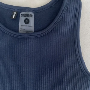 STRONGER CROP TOP  - Säljer denna snygga crop top från stronger då de inte komemr till användning! Använd ett fåtal gånger!💗 nypris (299kr) köparen står för frakten!