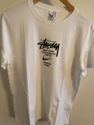 Nike x stussy international t shirt - Helt ny vit t shirt. Nyskick. Inga fläckqr eller flaws