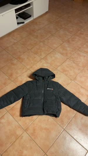 Jacka - Säljer nu min fina och sköna ellesse jacka, Materialet är jätteskönt och ger en reflexeffekt i mörkret men det är inget som märks i dagsljus, använd 3-4 gånger så inprencip i nyskick. Nypris 1300