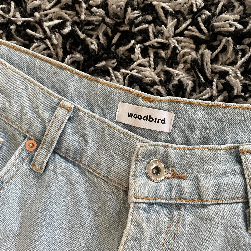 Woodbird jeans ljusa i storlek 31 / 32. Helt oanvända så är i skicket 10/10. Straightlegfit. Nypris 1500kr.. Jeans & Byxor.