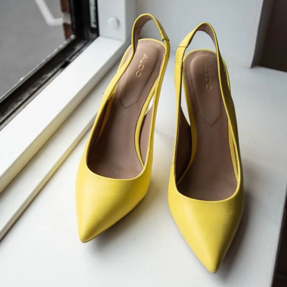 Brand: ALDO Size: 39 Condition: Like new Colour:  Neon yellow  Beautiful, bold, classic heels perfect to freshen up your elegant outfit. Skor.