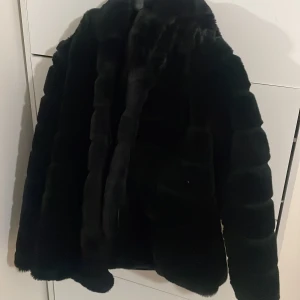 Garoff päls jacka/kappa - En pälsjacka dam storlek s/m Köpt för 1200kr denna vinter men fick ingen användning utav den. Knapparna har gått av men finns kvar, bara att sy på tillbaka själv därav priset. 