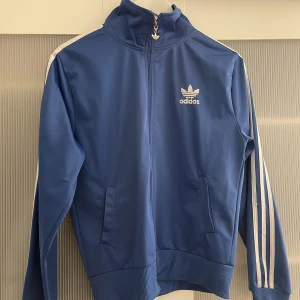 Adidaströja - Fint skick, står XXL i tröjan. Men jag som är XS-S kan ha den bra❤️