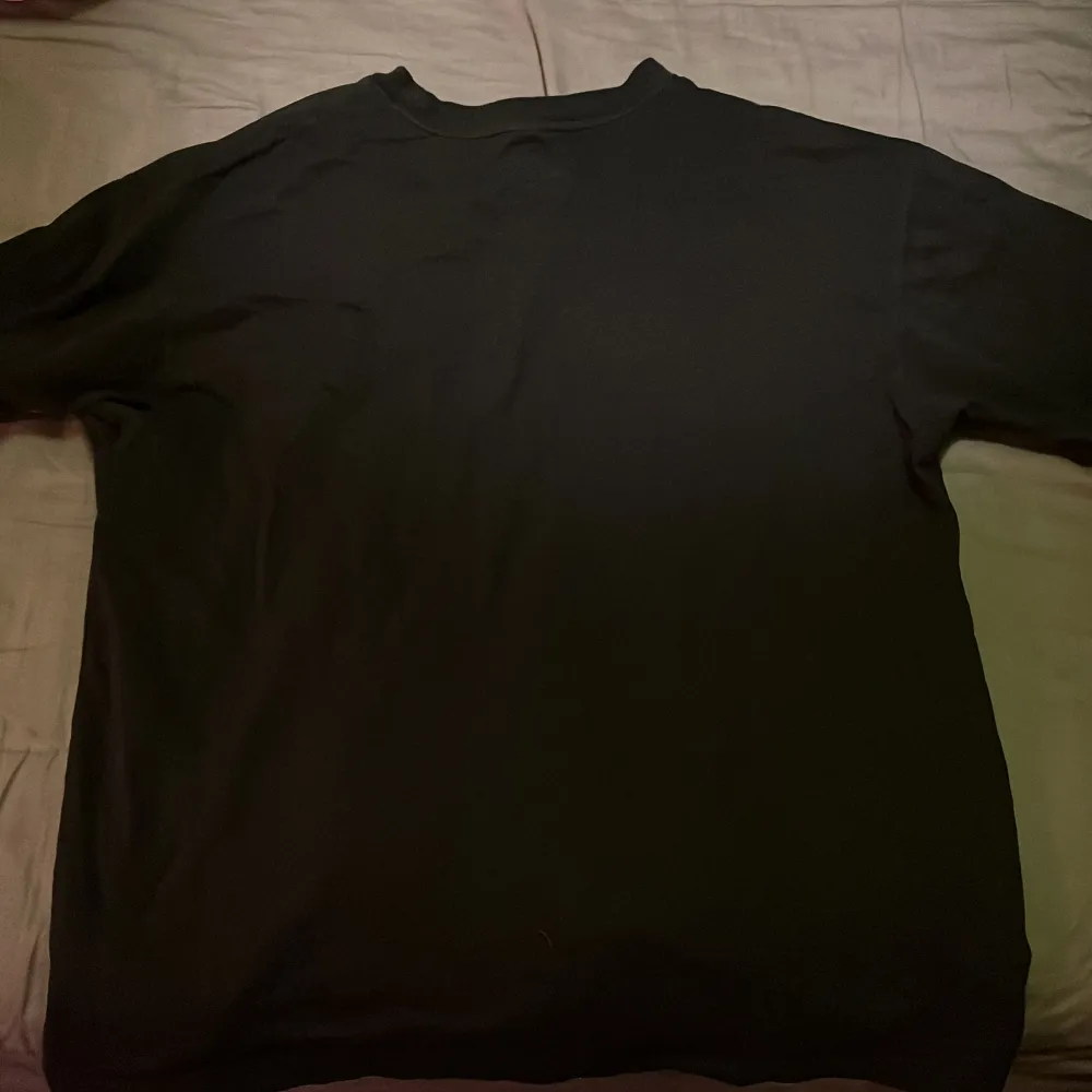 En svart Nike air Max t shirt i jättebra skick. Storlek L. Köpt från Nike men knappt använd🙂 . T-shirts.