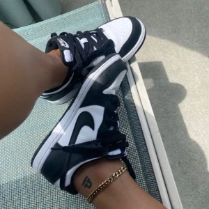 Panda Nike Dunks - Använda 1 gång. Säljs pga ej kommer till användning 🤍Skosnörena är inte rätt insatta men går att fixa :) 🫧Kan gå ner i pris vid snabb affär 💞 kom dm för mer🫶🏼