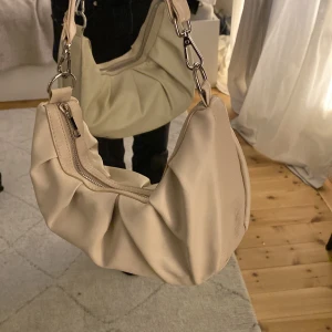 Väska  - Beige söt väska, minns ej vart jag köpte den. 