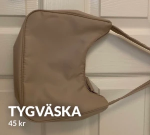 Tygväska - Säljs inte mer på monki köpt förra året helt oandvänd  - kan skicka mer bilder privat -priset kan sänkas och höjas beroende på bud -betalar genom Swish