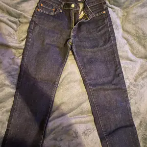 Raka Levis Jeans  511or Mörkblå med gula sömmar W30 L32