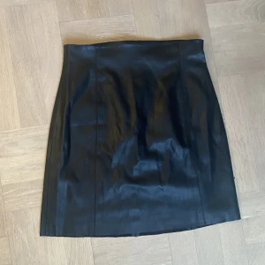 Skinn kjol - Stretchig fake skinn kjol som är superskön. Formar sig fint och är inte obekväm. 