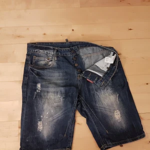 Dsquared2, jeansshorts st.33, blå - Dsqured2, jeansshorts  storlek 33, blå denim. , bomull 100%. 