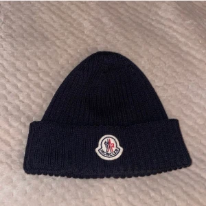 Moncler mössa - Tja, säljer nu min moncler mössa då jag har tröttnat på den. Den är i väldigt fint skick och fräsch. Jag har tyvärr inget kvitto men qr-kod fungerar. Har ni några frågor eller vill ha fler bilder är det bara att höra av sig. BVSA!  