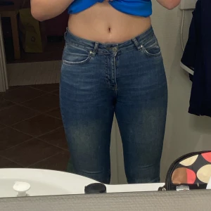 Jeans - Väl använda jeans från Gina, har gått sönder lite där bak vid fickan, men ör igensytt igen. Men sitter väldigt bra på!