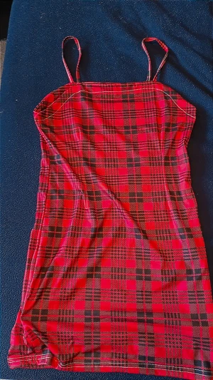 Två klänningar till sommaren som är vit blå och en som är svart röd en kostar 50kr styck och båda blir 100kr till sammans och dom är 160 sise  - Som den första  