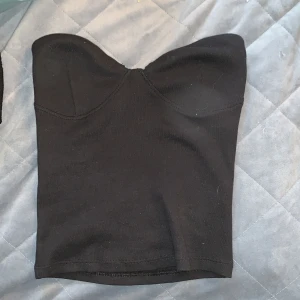 Svart Topp  - Ett fint plagg från Gina tricot utan armar, tyvärr blivit för liten för mig